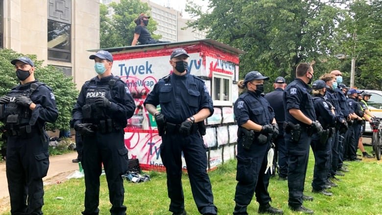 拆除无家可归者住所引爆警民大规模冲突 哈利法克斯市中心一片混乱